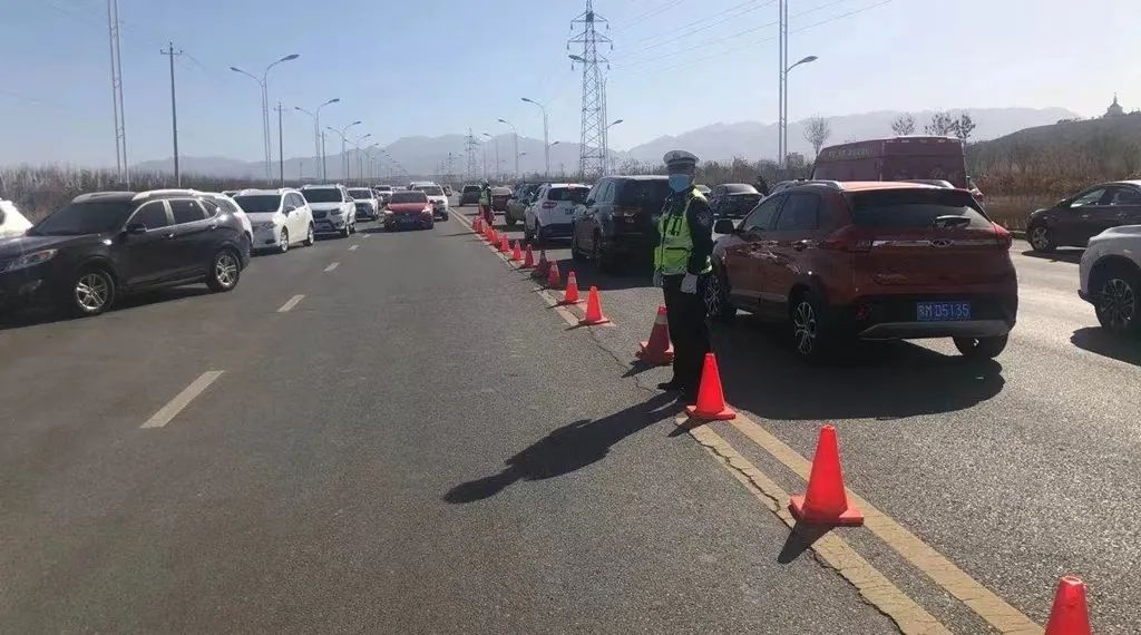 巴彦浩特镇城区各重点路段,高速公路,国省道进出口将出现车多缓行现象