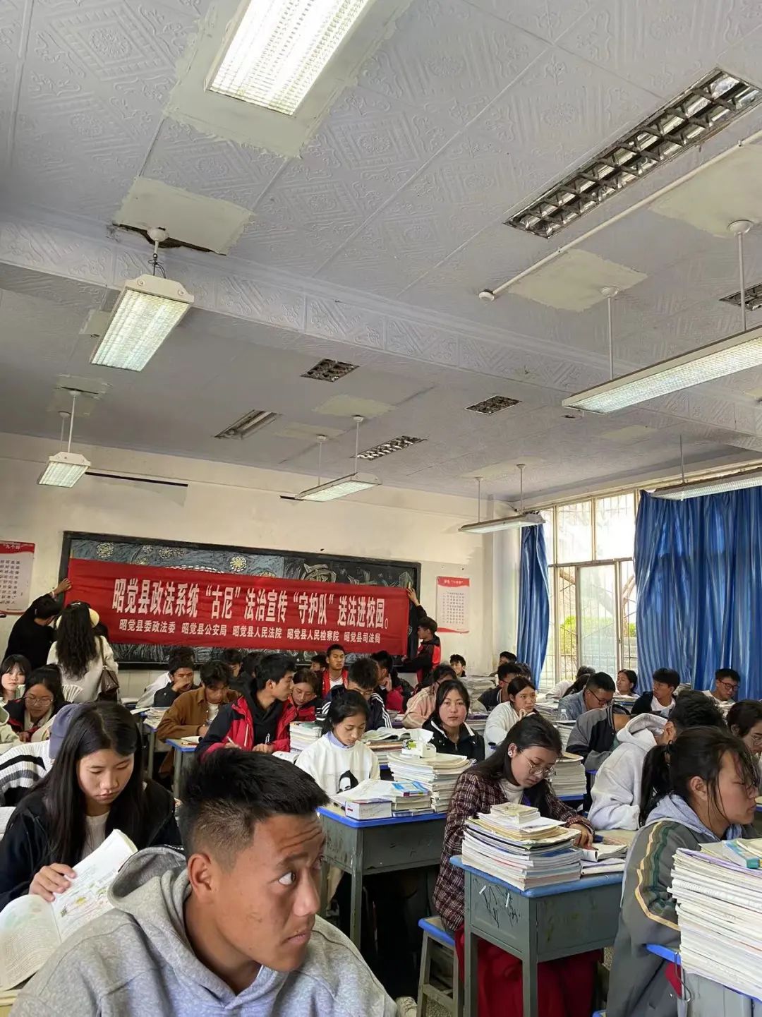 2024年3月26日,在李刚副院长带领下,同司法局到昭觉中学宣讲预防未