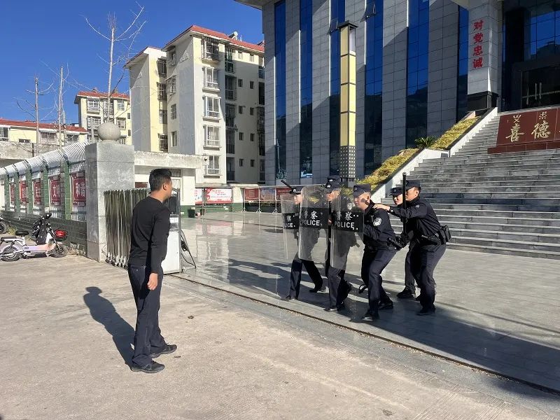 喜德县人民法院法警大队开展防暴应急处突演练