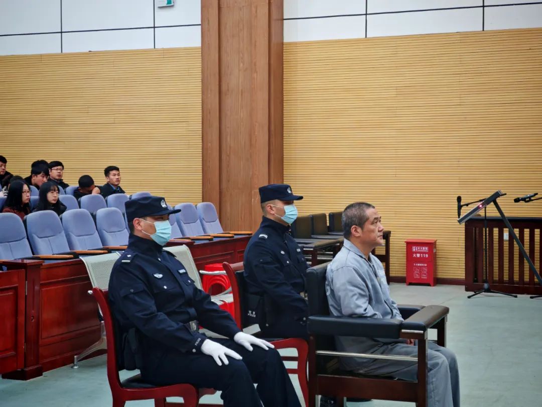 法庭现场气氛庄严肃穆,在近2个小时的庭审中,公诉人,被告人通过法庭