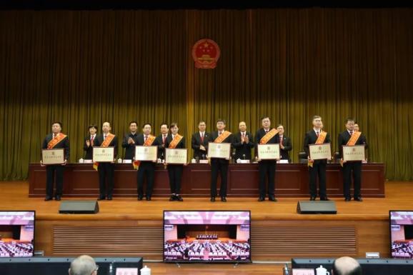 牟平法院党组书记院长杨波在全省法院四项创建示范活动命名授牌仪式上