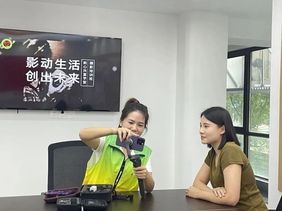 "巾帼五共"先进个人丨罗婷:乡音传情 服务暖心_澎湃号·政务_澎湃新闻