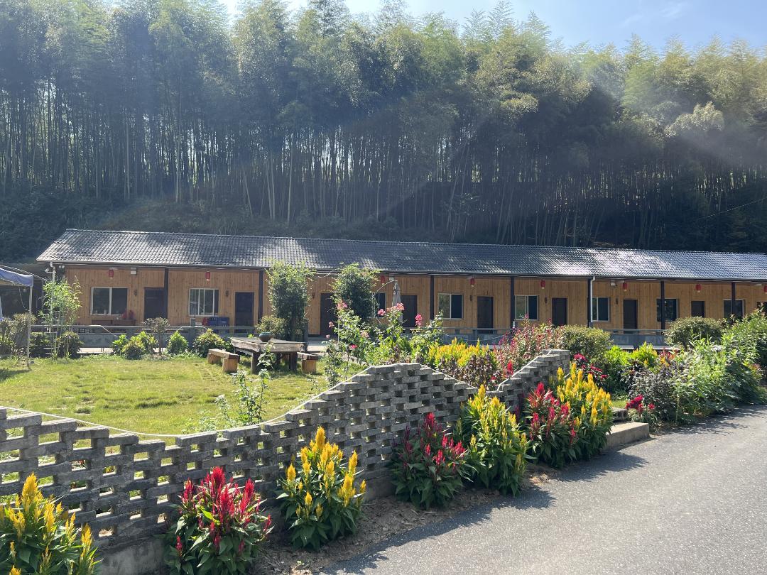 全国工商联社会服务部副部长陆红军一行实地考察临安区"万企兴万村"