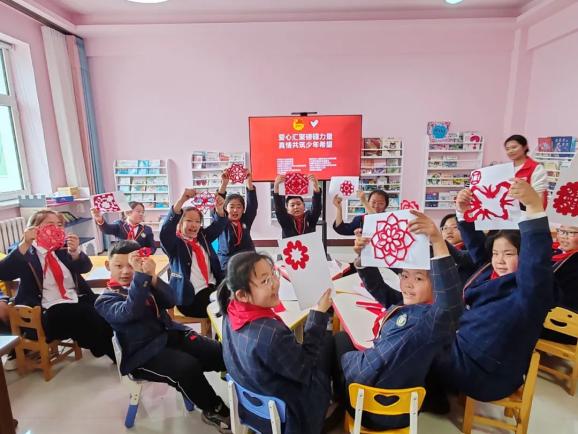 暖心帮扶爱心妈妈护成长地区妇联联合12家单位开展关爱留守儿童活动