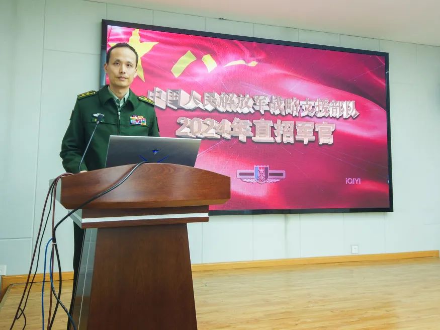 天津大学学术报告厅内携笔从戎投身军营积极了解情况并与官兵交流吸引