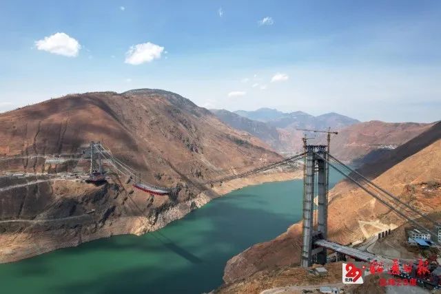 沿江高速公路川滇金沙江特大桥钢桁梁架设全面展开