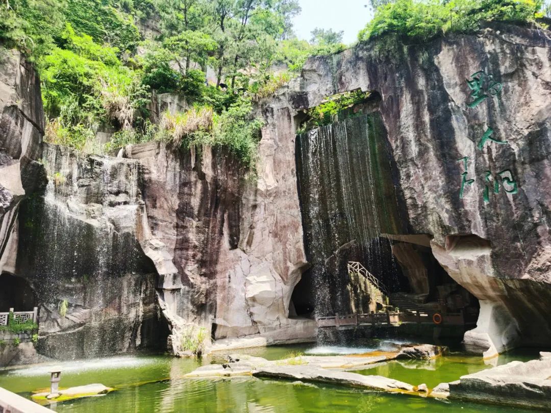 三门蛇蟠岛地处浙东沿海三门湾畔,为台州市第一大岛,岛上有1360余个