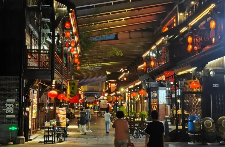 找寻属于自己的天地在青砖黛瓦间不妨先去巴蜀映巷打卡逛吃但在户外