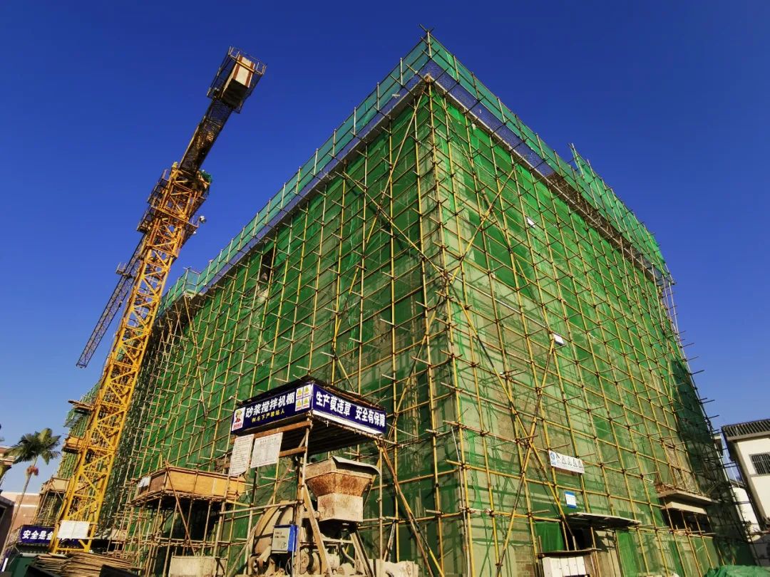 截至目前,普洱二中学生宿舍,食堂主体已经封顶;思茅一中宿舍,运动场