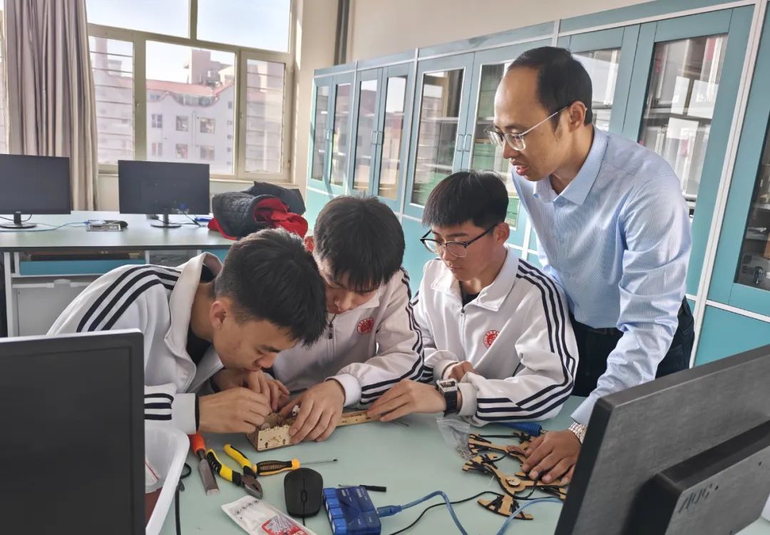 旗第二中学老师正在为入围第十届全国青年科普创新实验暨作品大赛通辽