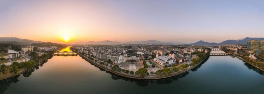 新安江原属山溪性之常年河,流速急,落差大.