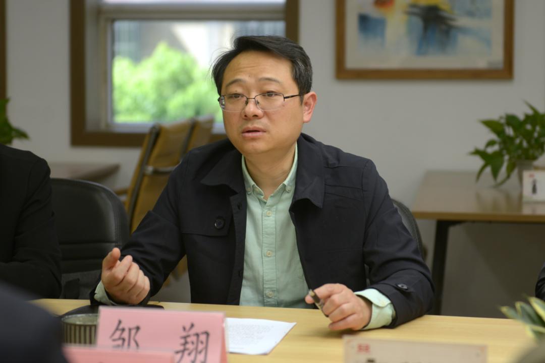 邹翔庭长一行参观了市三中法院两级