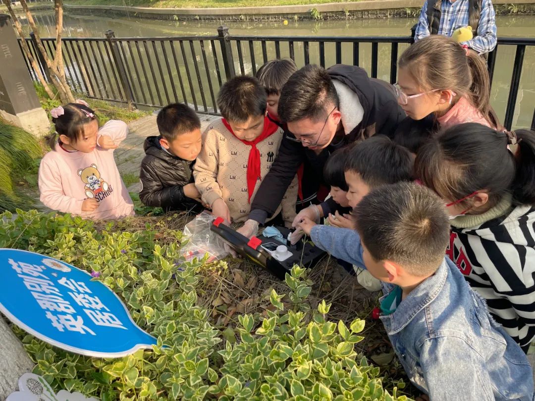 在泖港镇腰泾村和新浜镇南杨村,松江区水务管理所和松江区水文站开展"