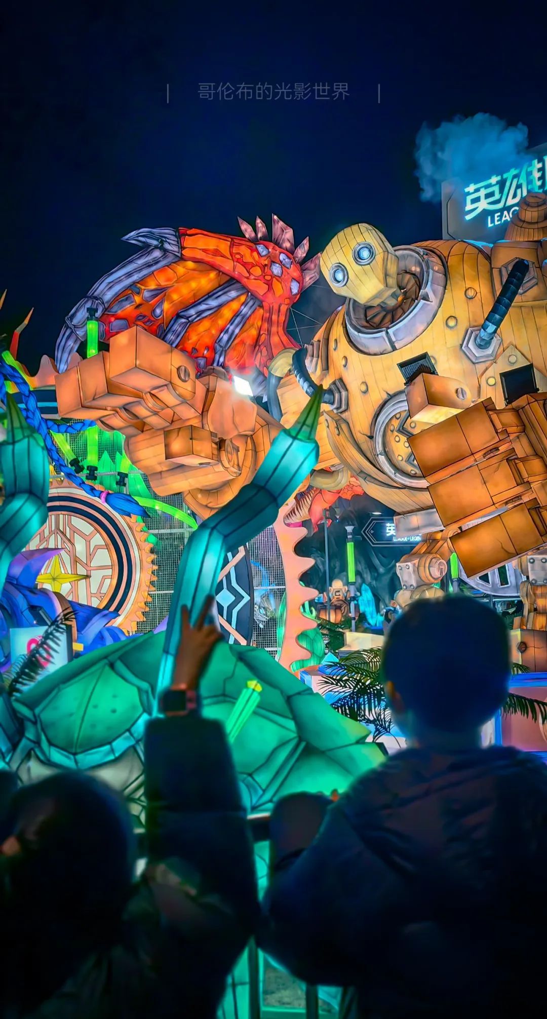 小孩此刻化身为迅猛龙,小手一滑,便迅捷地游走于人缝间,哥伦布一晃神