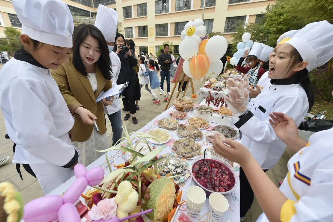 校园圈丨吃不够根本吃不够昆明这所小学摆起长街宴