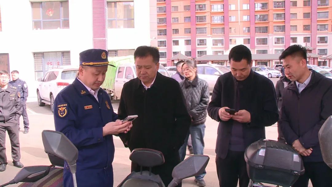 3月29日上午,市委常委,市政府常务副市长梁春华带领公安,应急,市监,工