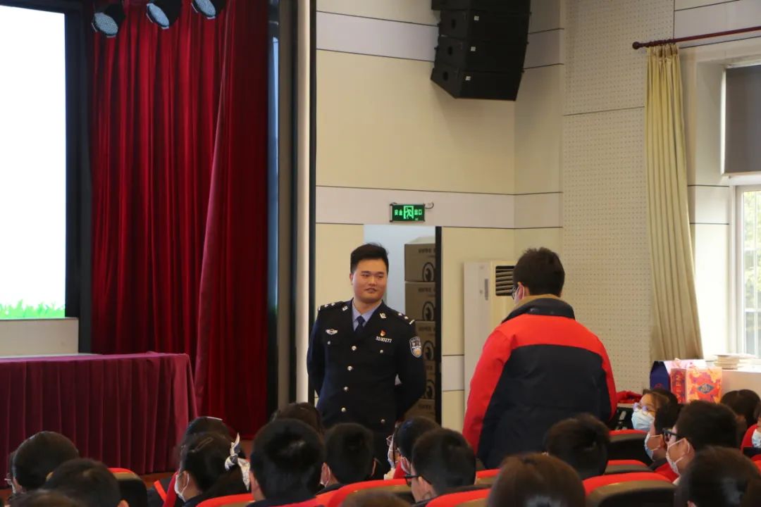 "小青团"们前往上海市第一聋哑学校,宝山区罗南中学,开展校园安全教育