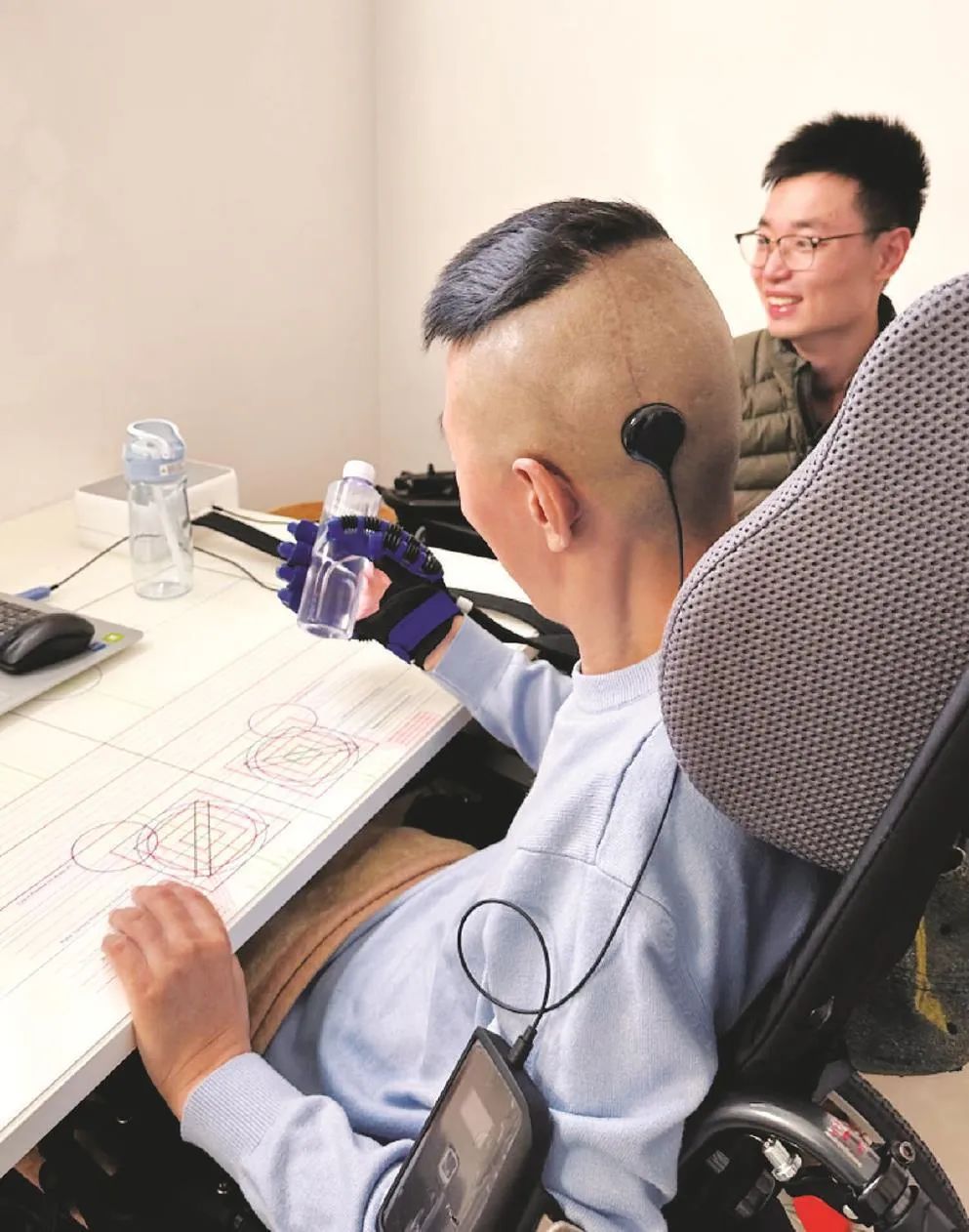 经过3个多月的康复训练,全身瘫痪15年的老杨实现了自主脑控喝水,手臂