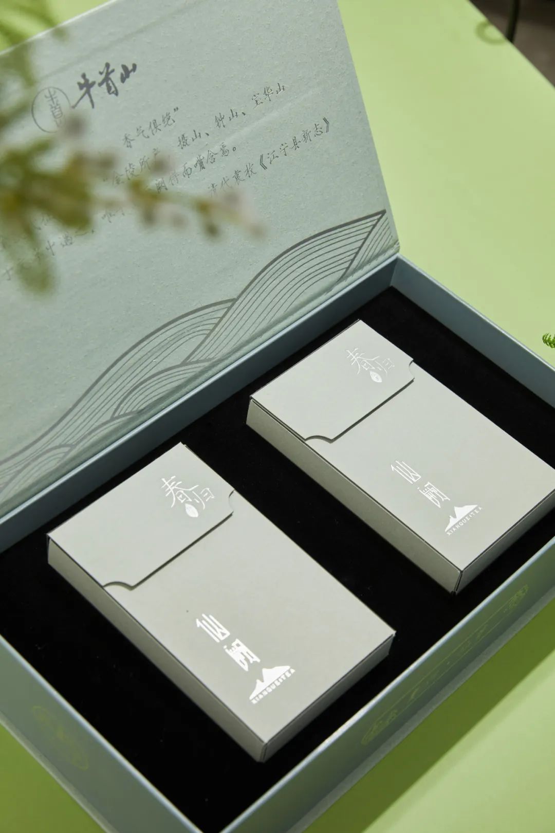 趁着头春采摘的明前仙阙茶,分"仙芽""仙叶"两种等级,仙芽一芽一叶,仙