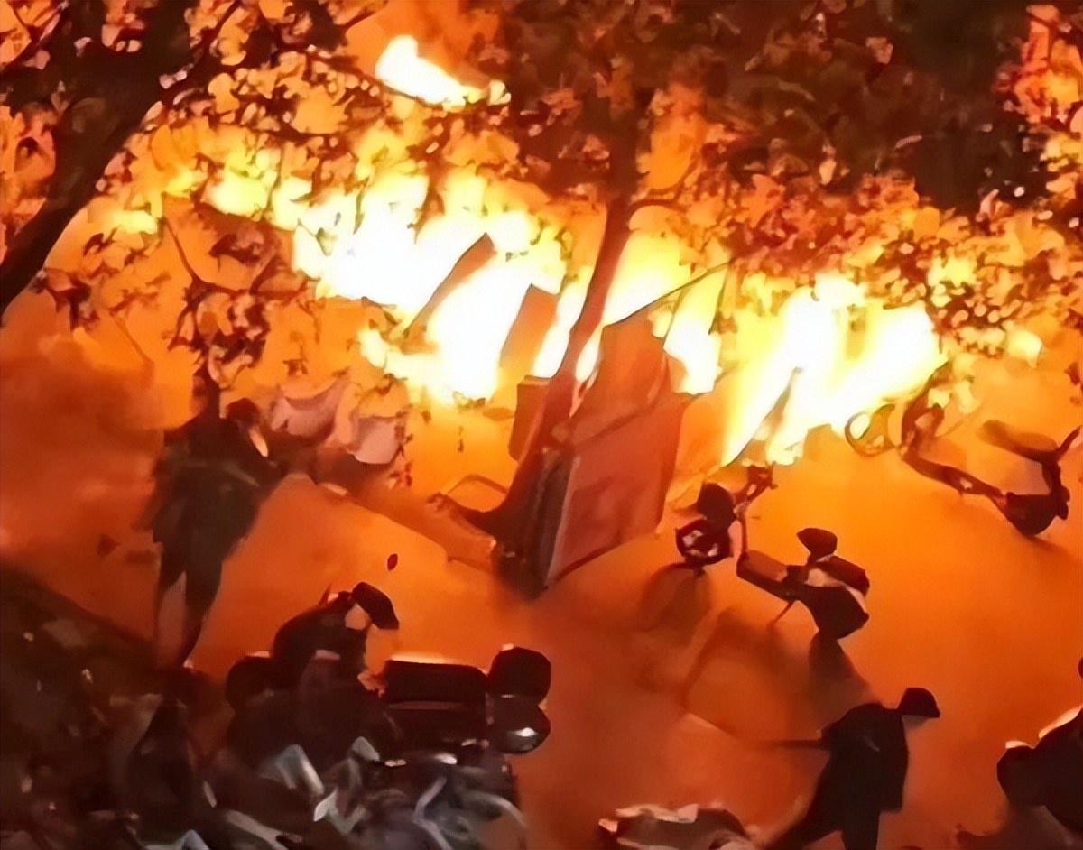 一高校宿舍楼外起火,现场浓烟滚滚→_澎湃号·政务_澎湃新闻-the