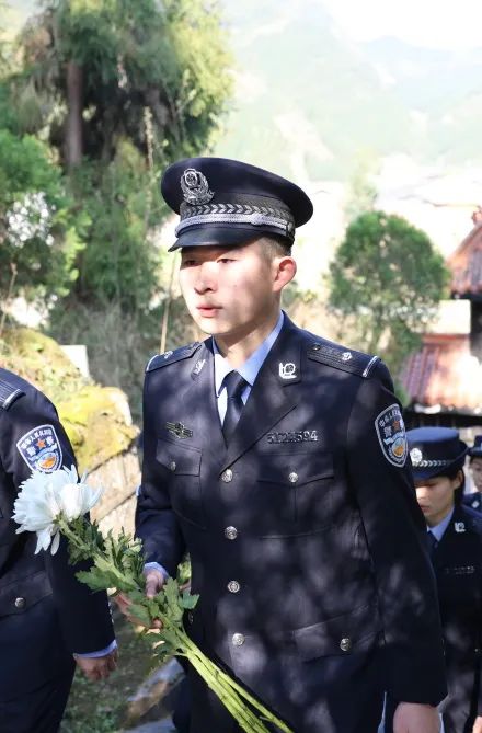 雷马屏监狱民警陵园坐落在小凉山深处,郁树葱茏诉说着当年波澜壮阔的