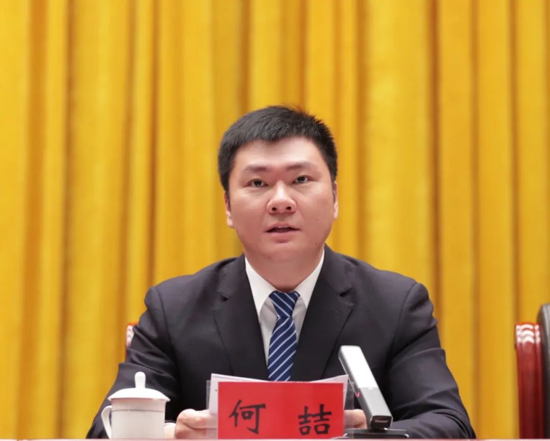 就贯彻落实会议精神,何喆强调,要锚定"双百"目标,继续保持昂扬奋进的