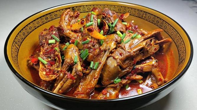 麻辣鸭三件鸭头,鸭翅,鸭脚,鸭身上的三块宝配上酱油喝米酒的"辅助"再