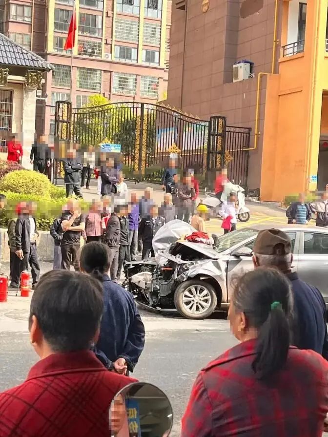 江西一司机撞人逃逸后又连撞两人,已致2死3伤,警方_号