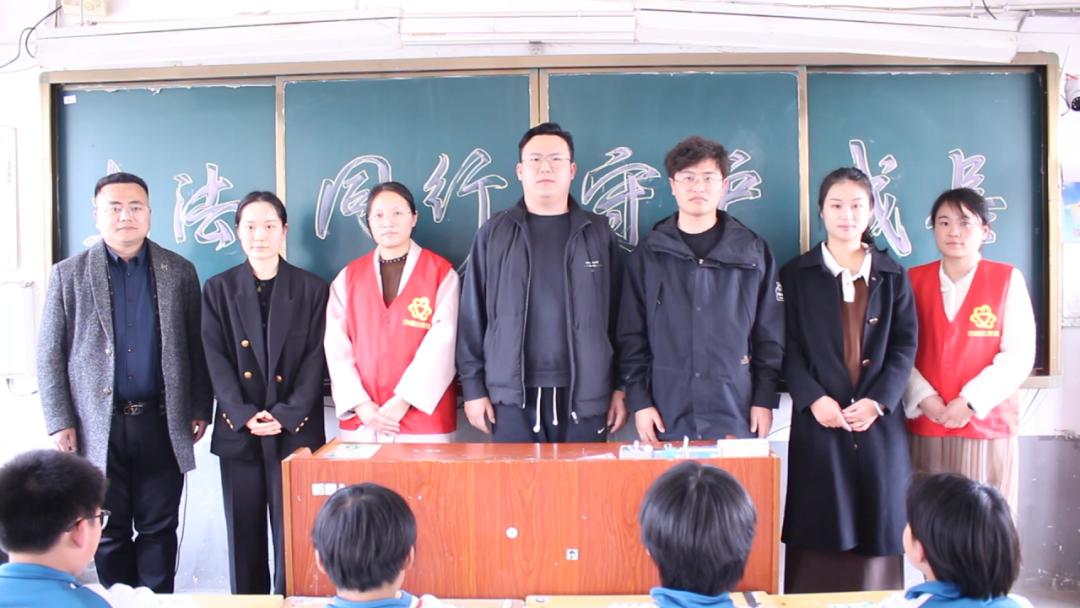 近日,曹县司法局联合县妇联,法律援助中心到磐石回民中学开展" 法治