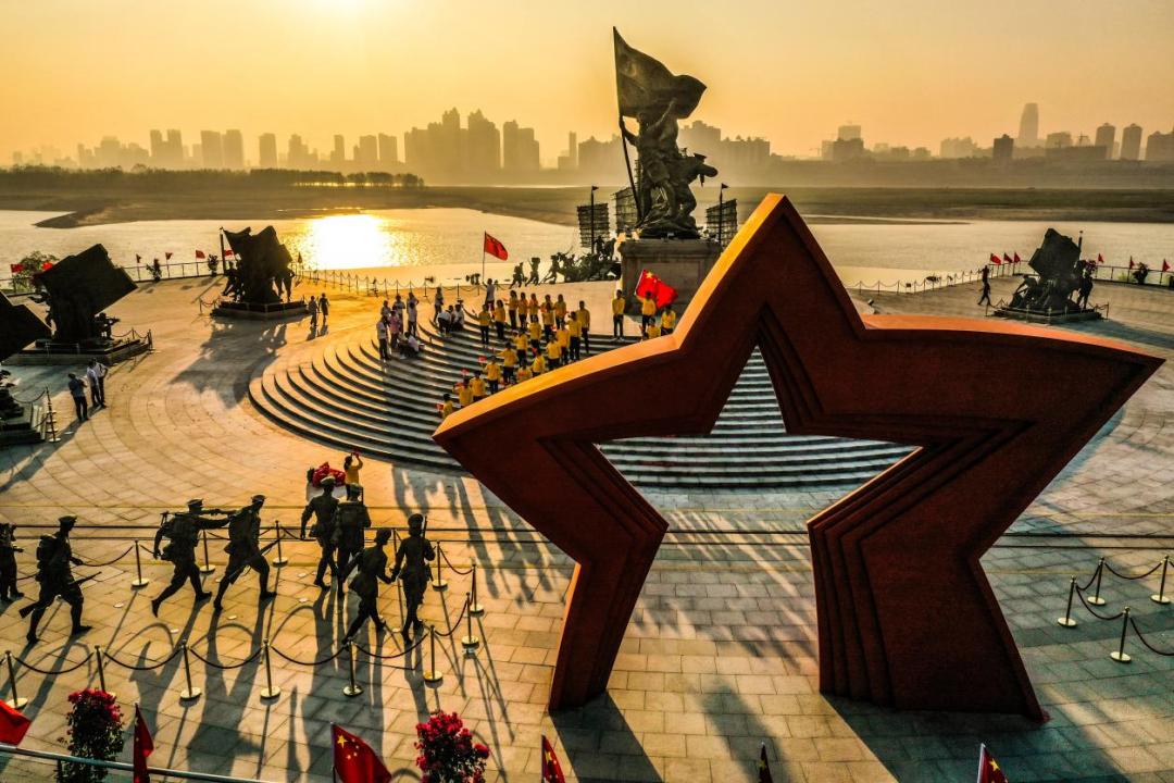 建军雕塑广场南昌舰主题园位于红谷滩区凤凰洲,是国家3a级旅游景区.