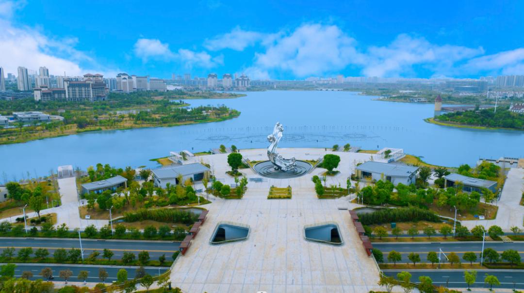 九龙湖湿地景区位于南昌市红谷滩九龙湖北岸,分主入口,缤纷园,真趣园