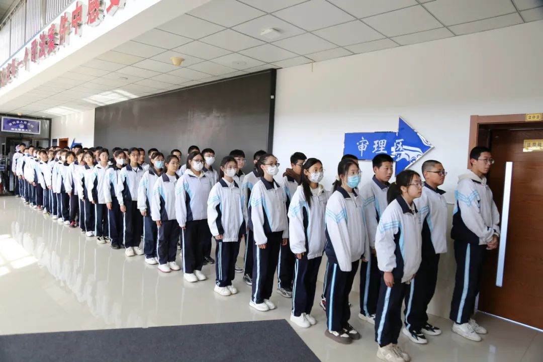 提质增效年第103次公众开放日青冈县第五中学师生走进法院