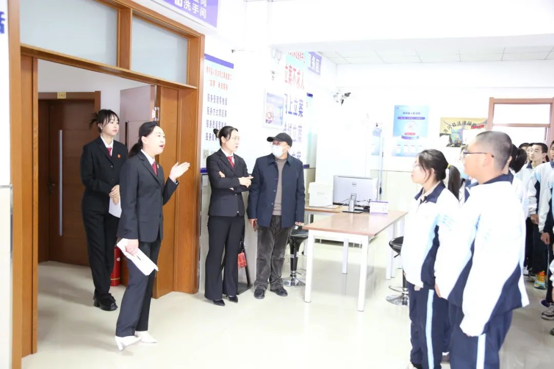 中心在青冈法院政治部副主任,县第五中学法治副校长王美慧的引导下