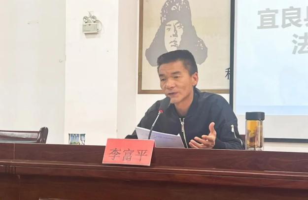 课堂上,李富平书记围绕"警惕性侵害","警惕校园欺凌","警惕抑郁症"等