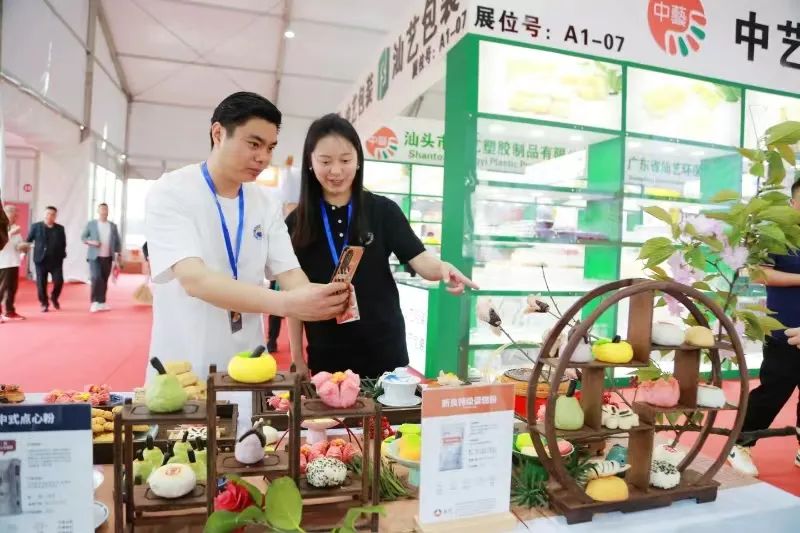 烘焙糕点在鹰潭被称作"做果子",以桃酥为代表的"果子"制作在当地有