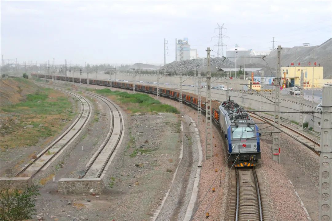 2024年,预计将有2.8万吨钢轨,通过铁路运抵包银高铁项目建设现场.