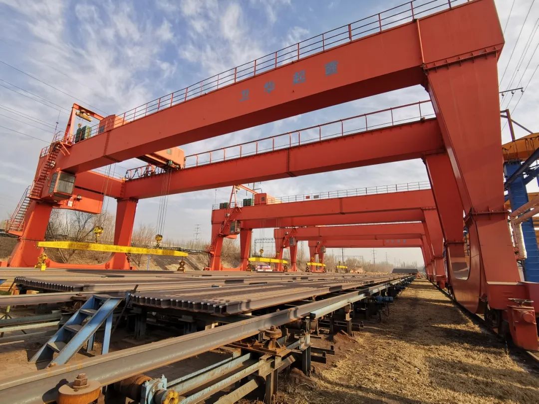 包银高铁是国家"八纵八横"高速铁路网京兰通道的重要组成部分,对完善