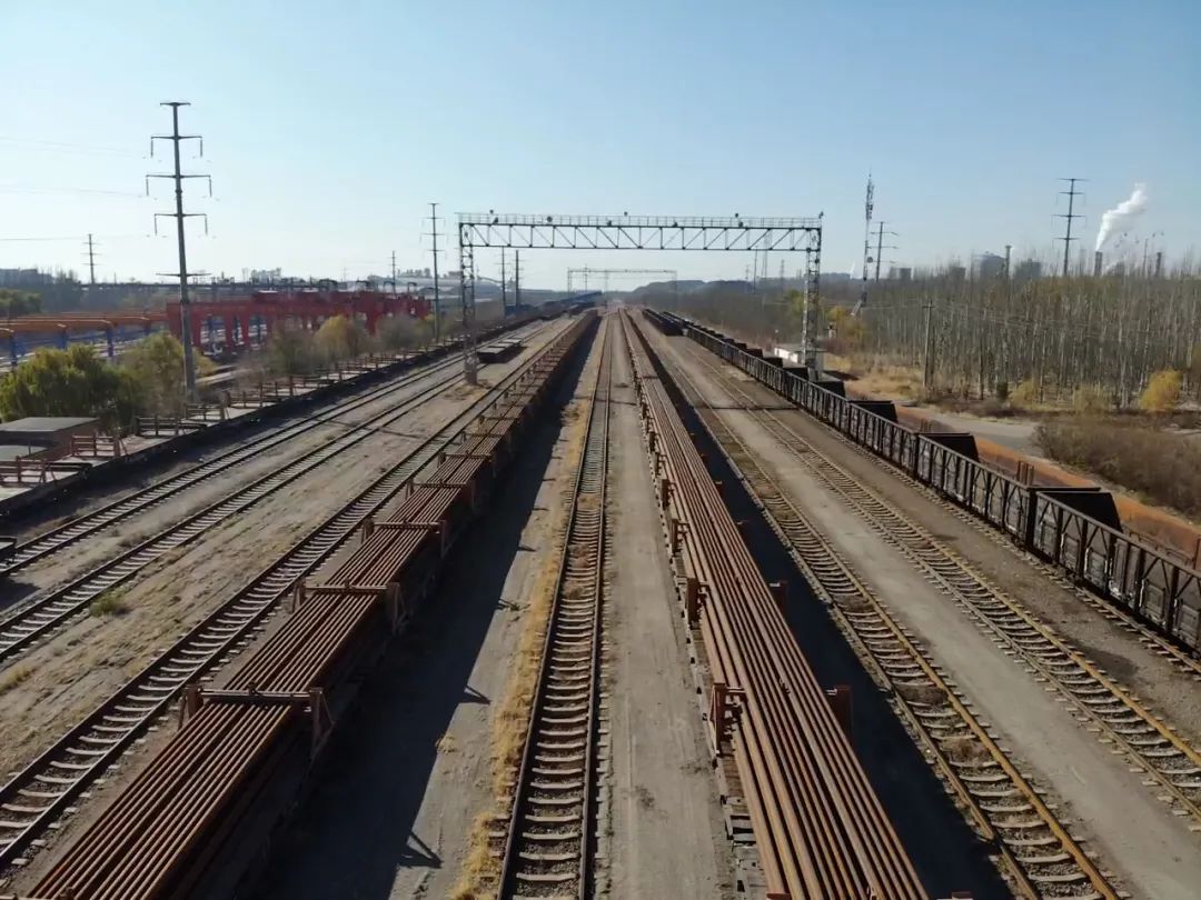 包银高铁是国家"八纵八横"高速铁路网京兰通道的重要组成部分,对完善