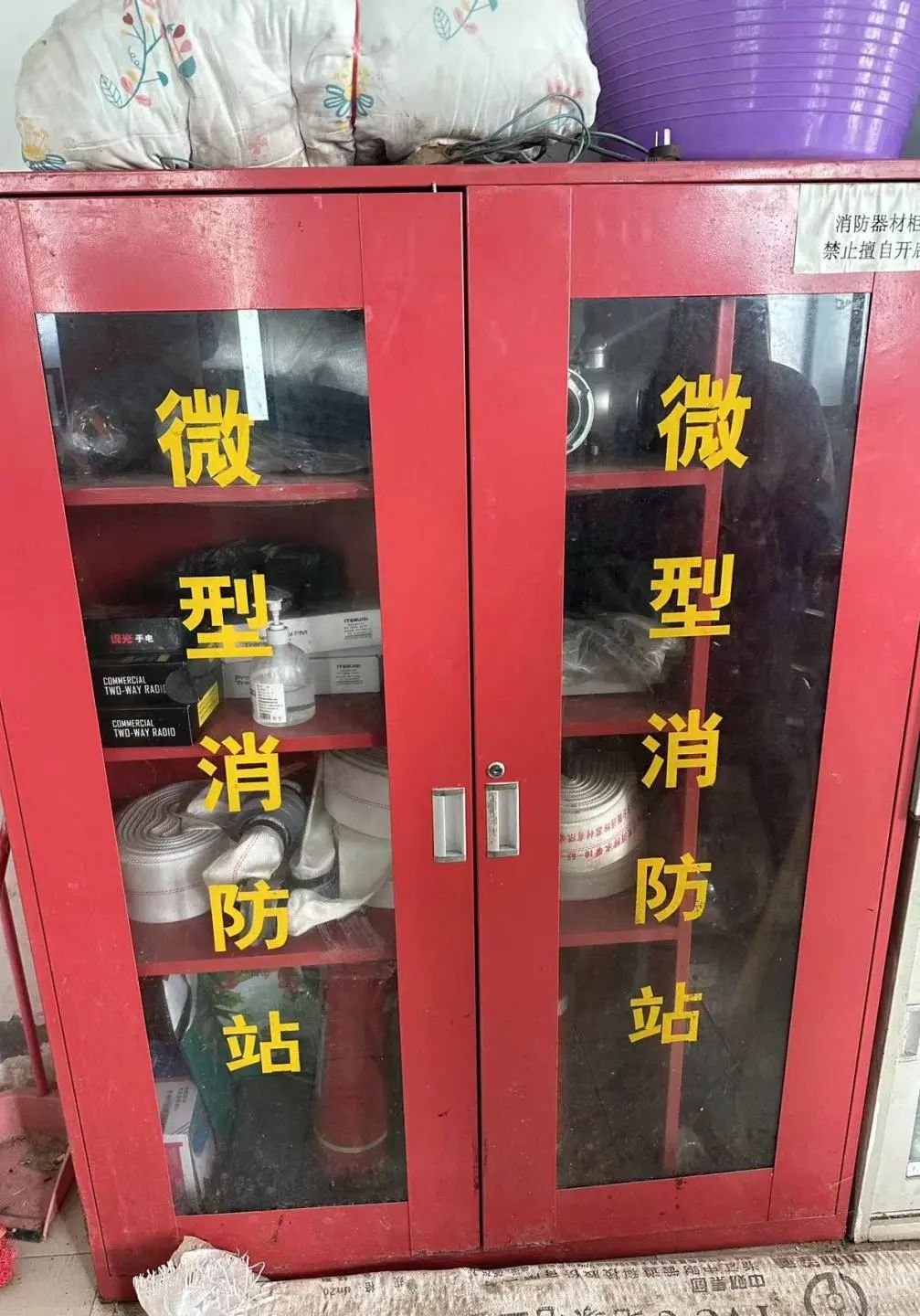 广泛发动社区网格员,党员志愿者,楼组长,以及小区微型消防站,社区民警