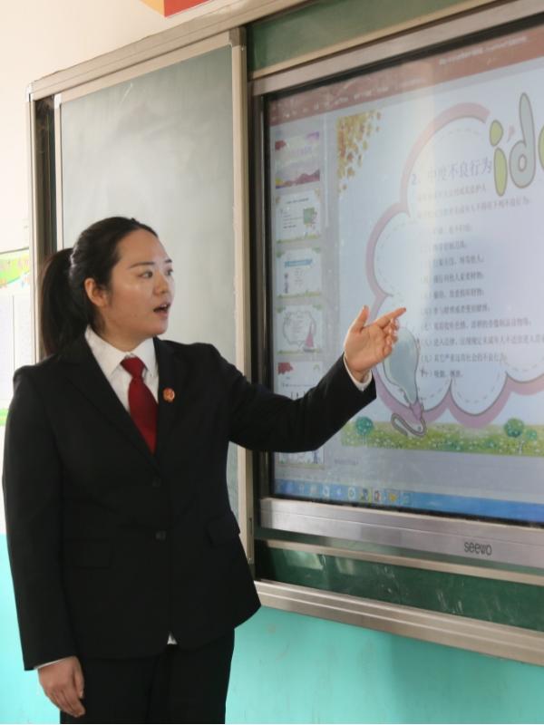 法治宣讲团成员杨若榴在周窑小学普法时讲到,小学生学习法律的意义