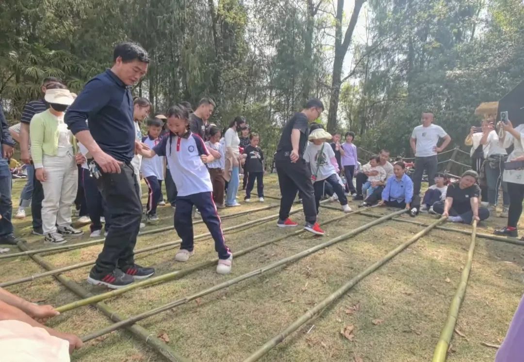 3月30日,张家界崇实小学南校三年级2班的孩子们和家长一起来到在三官