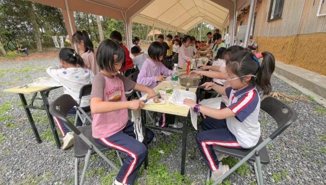 3月30日,张家界崇实小学南校三年级2班的孩子们和家长一起来到在三官