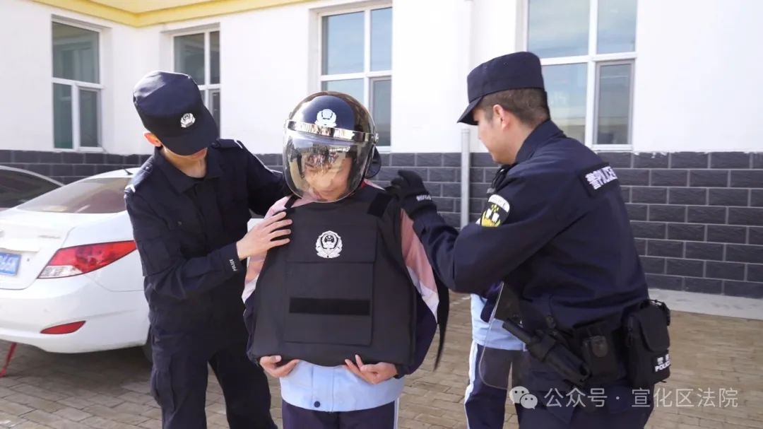 宣化桥东法院法警队联合到三所小学开展防暴防恐培训