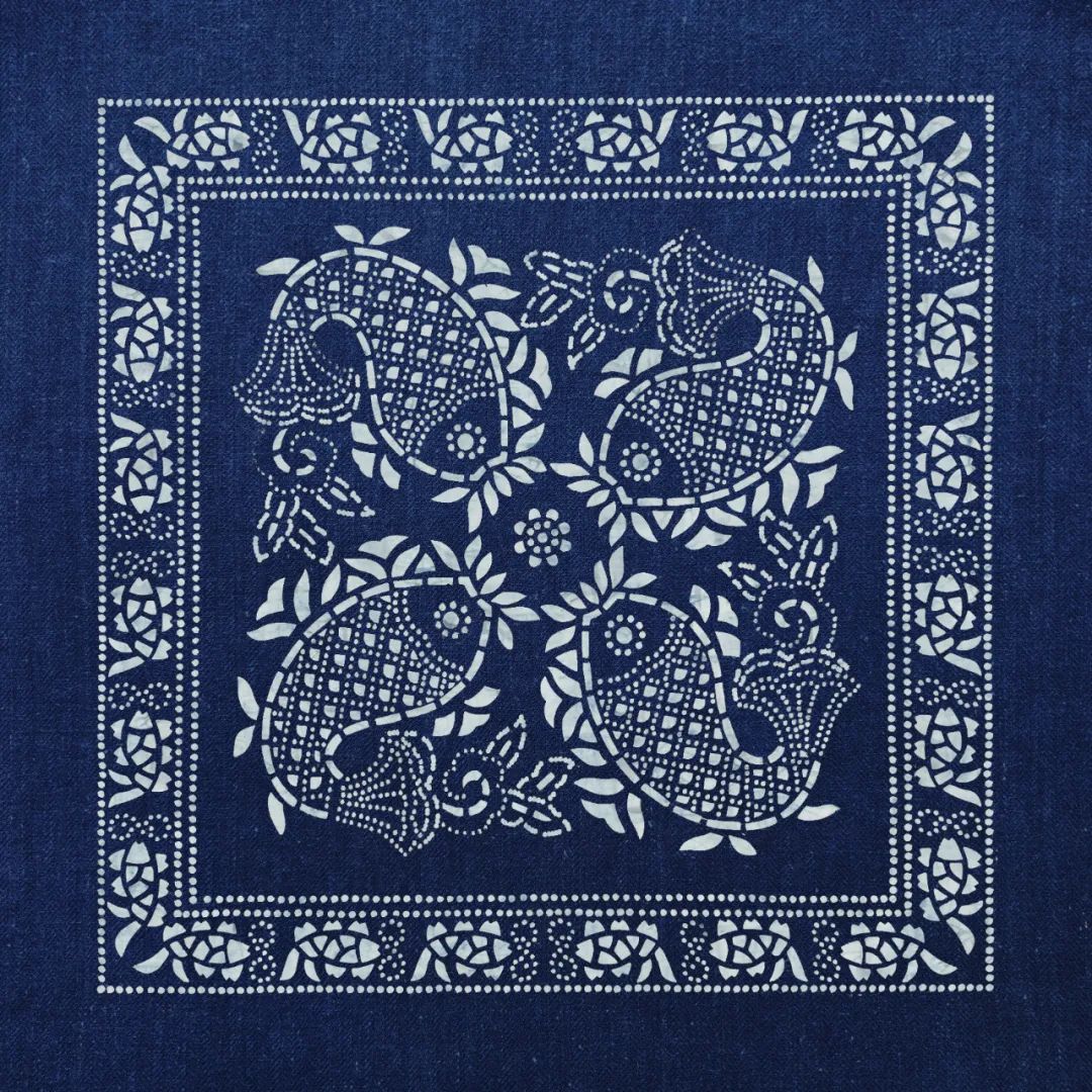 许多年长的参观者看着馆内陈列的蓝印花布制品,回忆起过去父辈们身着