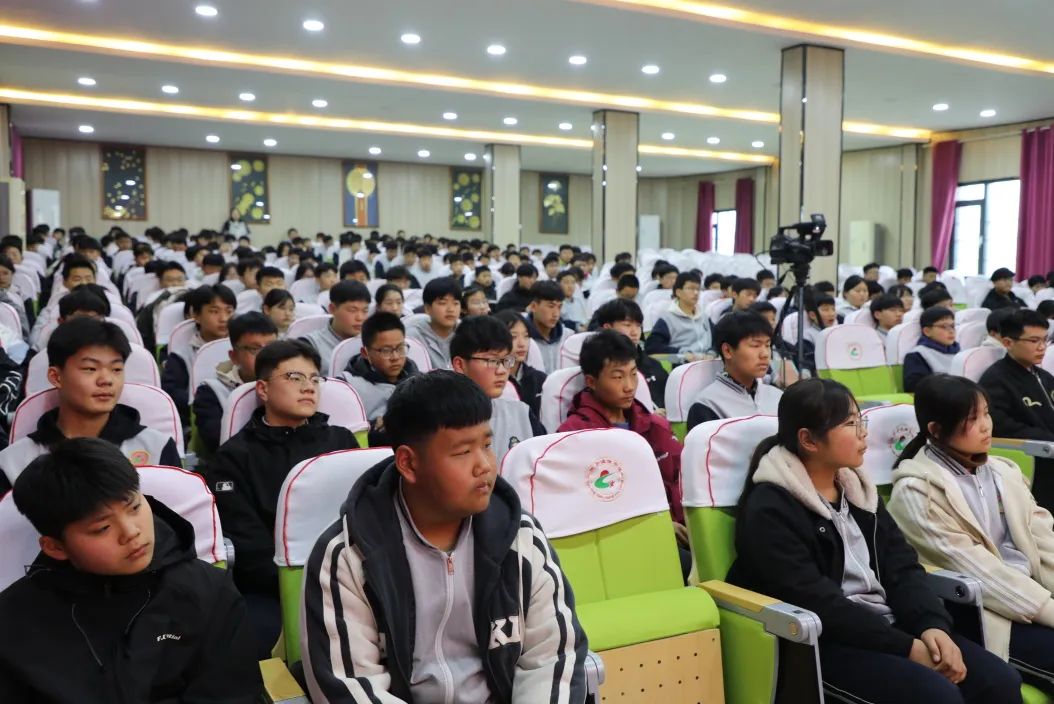 春风送法护航成长兰陵法院法治宣讲走进诚信中学