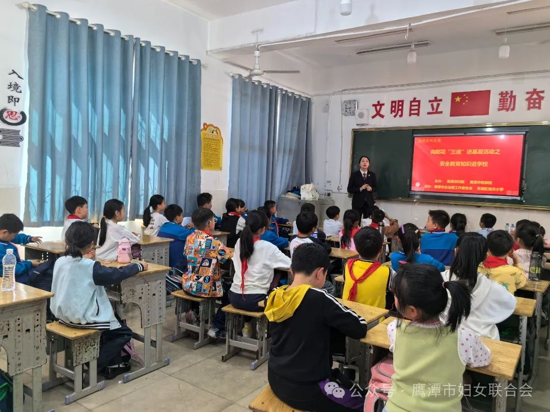 3月27日,在鹰潭市第二中学西校区,针对近期社会热点新闻,检察官结合