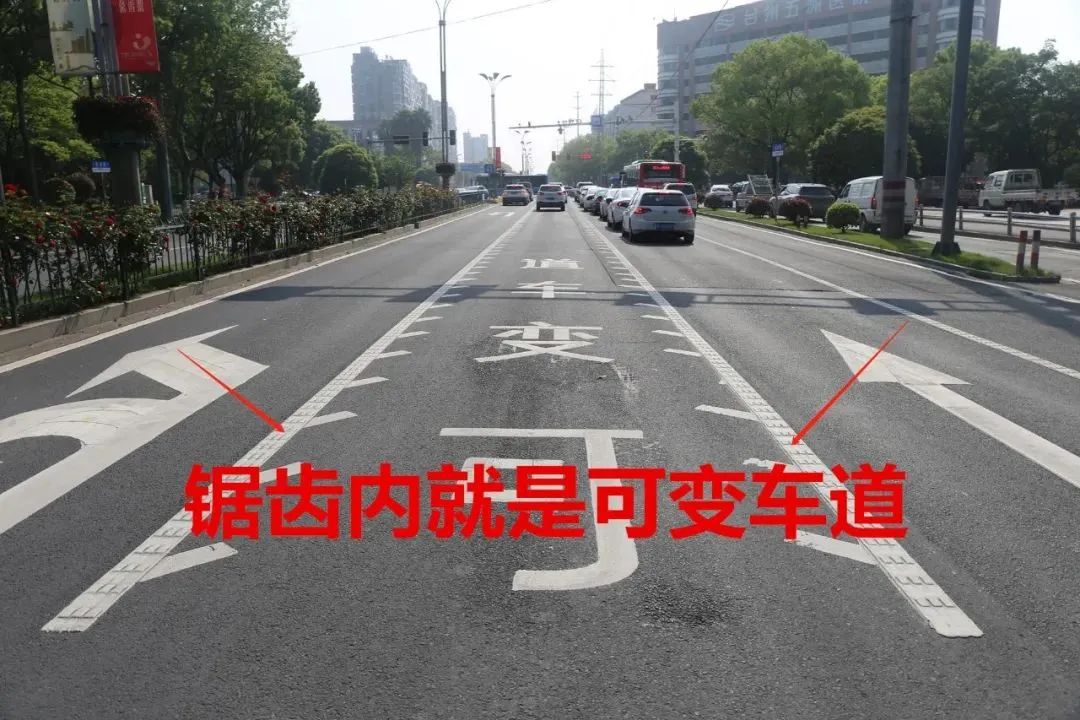 被监控记录是因为这些车主将车辆驶入"可变车道"后,不按指示标志行驶