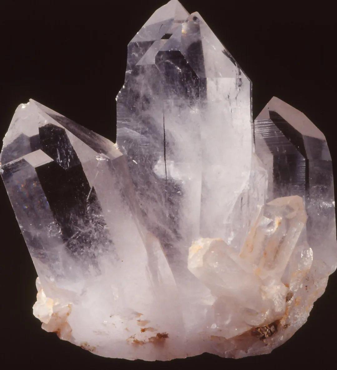 地质学常通过水晶具有的固定晶形和晶体柱面上的横向