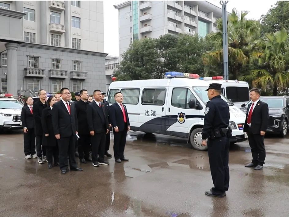 集中执行首日,随着审委会专职委员唐军一声令下,执行车队拉响警笛