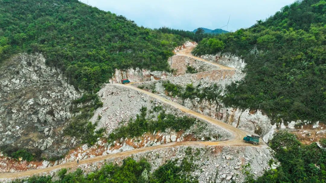 近日,柳城县大埔镇三塘村六元屯村民自发筹资金约80万元,劈山修出一条
